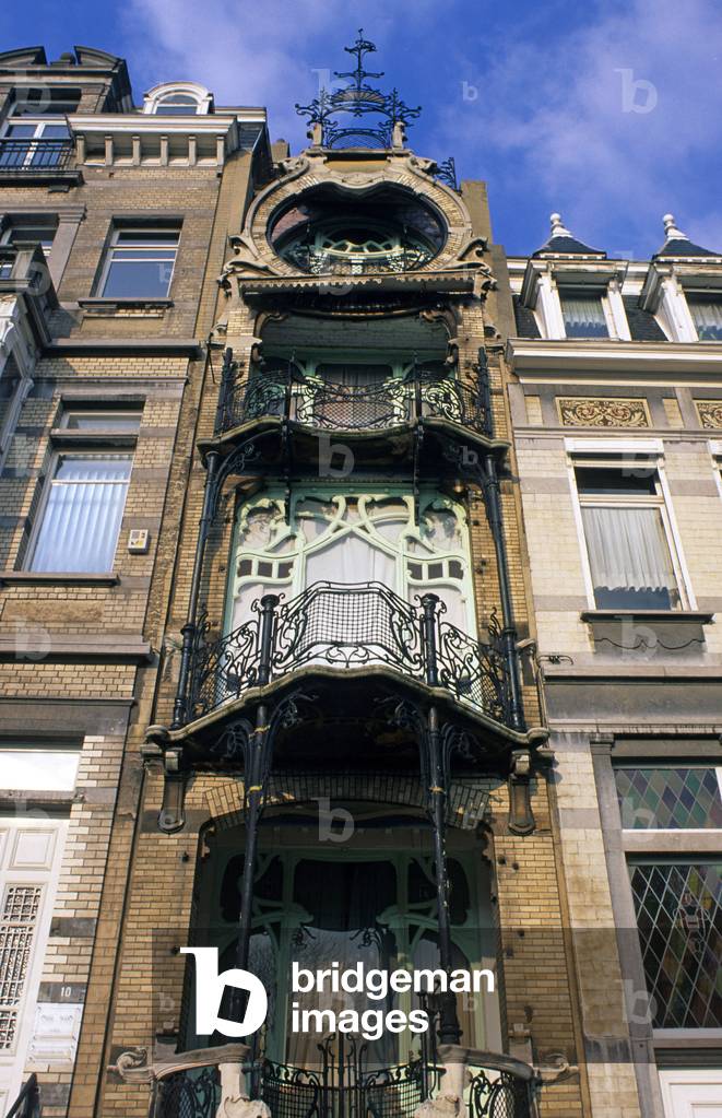 Maison Saint Cyr, Square Ambiorix in Brussels (Belgium). Construction 1898, architect Gustave Strauven (1878-1919). Photography 10/10/99.