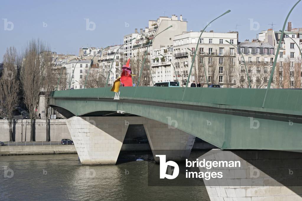 Plastic intervention: The work “” Le Telephone”” by Sophie Calle and Franck Gehry on the bridge of Garigliano in Paris 15. in 2006. Photography 15/01/07
