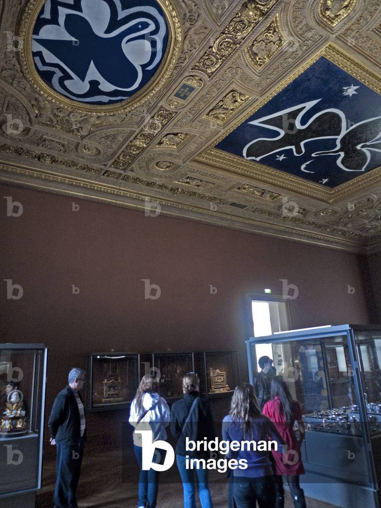 Louvre: ceiling by Georges Braque (1882-1963) decorates blue birds (1951) (photo)