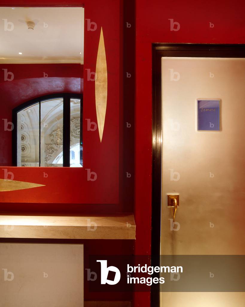 Cafe Marly, Grand Louvre, Paris. Architecture by Yves Taralon and Olivier Gagnere, 1994. Photography 1994.