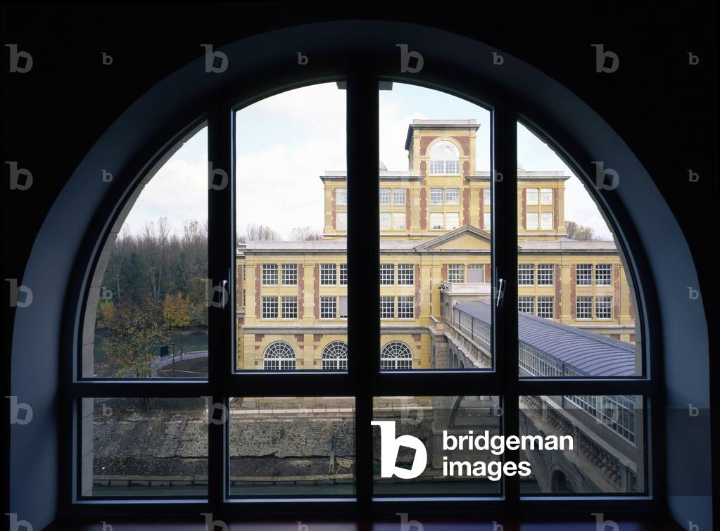 Window of the headquarters of Nestle in Noisiel Seine-et-Marne (Seine et Marne), Ile-de-France (Ile de France). Rehabilitation: Philippe Robert and Bernard Reichen. Photography 01/06/95