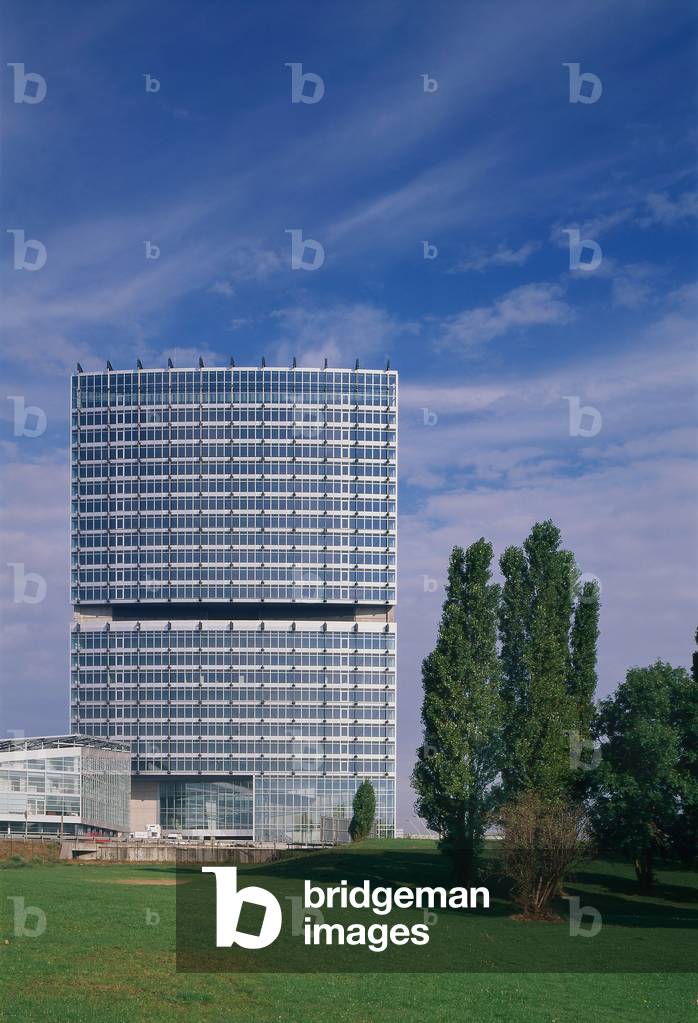 Tour de Lille-Europe (Lille Europe). Architecture by Claude Vasconi, 1994, Euralille, Lille, Nord, Pas de Calais (Nord-Pas-De-Calais). The new Lillois district, erige between 1991 and 1995, named Euralille presents an architecture designed by urban planner Rem Koolhaas, chosen to design this 70 hectare complex. The extension of the city centre was entrusted to various French and foreign architects. Photography 1994