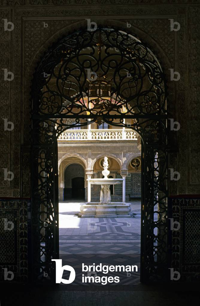 La Casa de Pilatos (1540), Quartier Santa Cruz in Seville (Spain). Finish in the first third of the 16th century, this palace, owned by the Duke of Medinaceli, combines in an astonishing way mudejar art, flamboyant Gothic and Renaissance art. According to popular belief, this palace is the reproduction of Pontius Pilate's palace in Jerusalem. Photography 10/03/97.