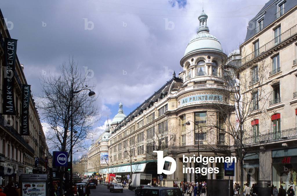 Le Printemps, 64 boulevard Haussmann, Paris 9th. In 1907-1910, Rene Binet (1866-1911) built the second store of the Printemps, taking over the architectural part of Paul Sedille (1836-1900) while centering the ensemble on a six-storey octagonal hall under a double dome. Photography 2002.