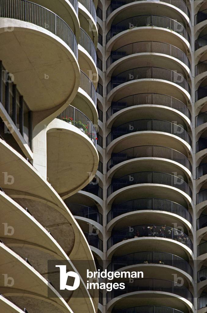 The towers from Marina City to Chicago. Architect Bertrand Goldberg, construction 1964-1967. The twin towers of Marina City, called the epis de mais because of their shape, are located on the banks of the river, these two buildings have 62 storeys, the first 18 of which contain parking lots. Photography 20/04/90.