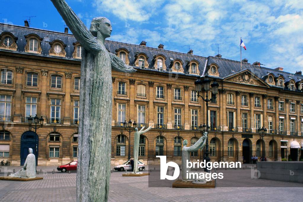 Place Vendome in Paris. The one we know today dates back to 1699 and was designed by Jules Hardouin Mansart. And it was only with the piercing of the Rue de la Paix that the Vendome Column was built in 1806.
