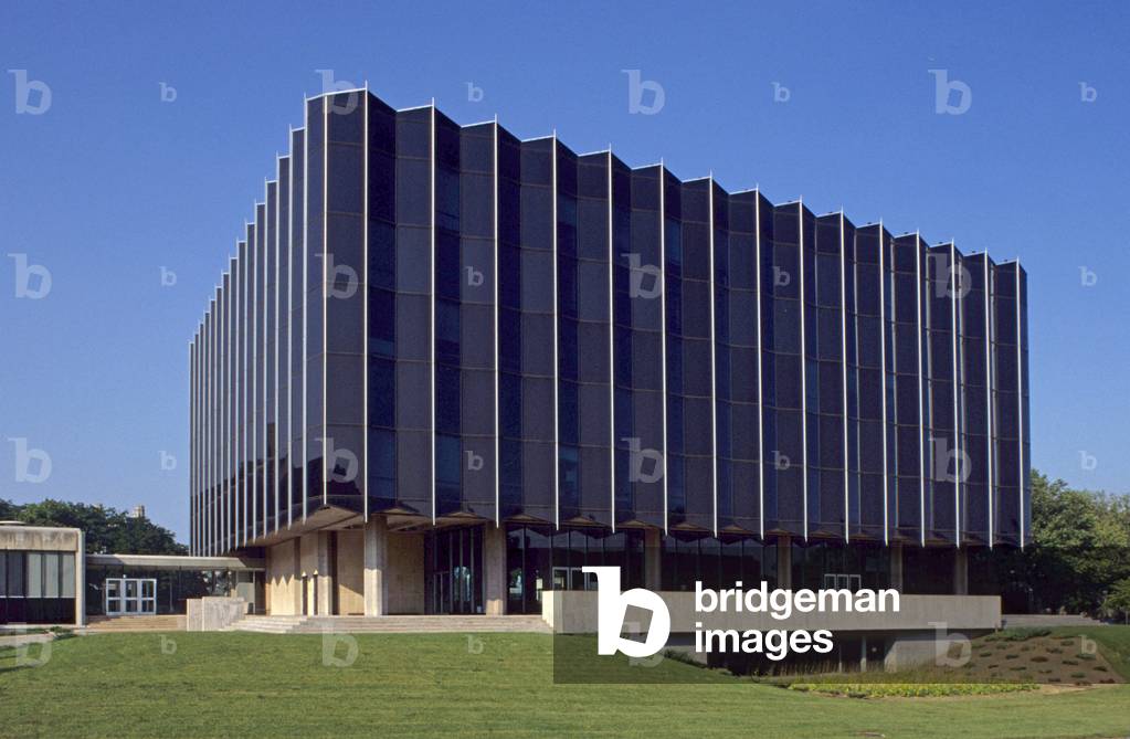 University of Law on Chicago University Campus, between Blackstone and Cottage Grove Avenues and East 55th and East 60th Streets in Chicago, USA. Construction 1960, architect Eero Saarinen. Photography 12/04/90.