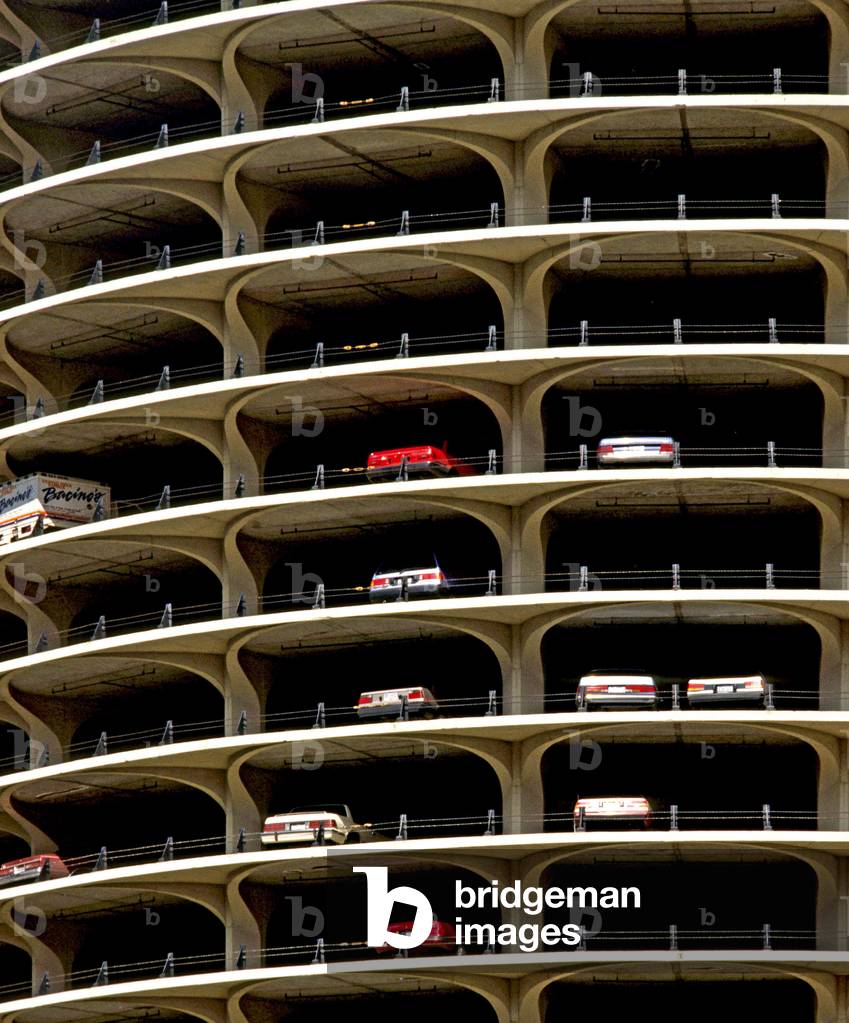The towers from Marina City to Chicago. Architect Bertrand Goldberg, construction 1964-1967. The twin towers of Marina City, called the epis de mais because of their shape, are located on the banks of the river, these two buildings have 62 storeys, the first 18 of which contain parking lots. Photography 20/04/90.