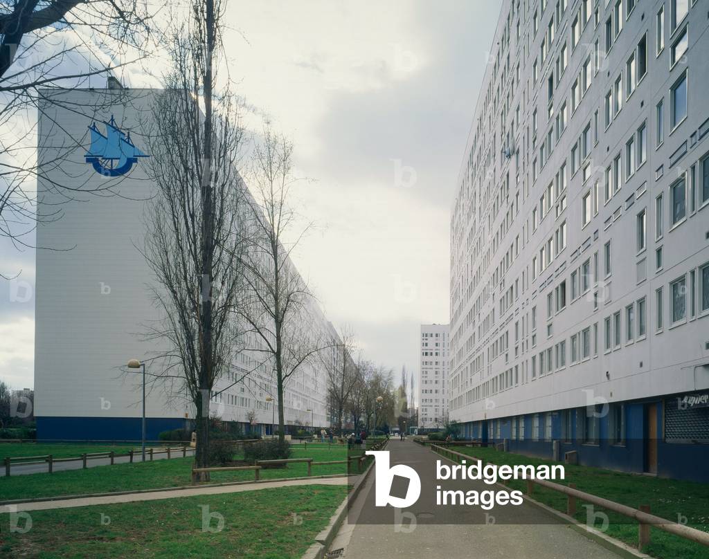 Social housing La Caravelle in Villeneuve la Garenne (Hauts de Seine). Realisation 1965, architect Jean Dubuisson. Photographie 1995, published in Housing social dans les Hauts de Seine, Topos number 14-15, editions CAUE 92.