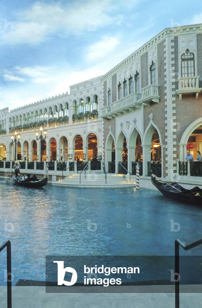 The hotel casino Venice in Las Vegas (United States). This very recent casino located on the strip is a replica of Venice (Italy), with its canals, gondolas, Piazza San Marco and its Venetian palaces. It is one of Las Vegas's most elegant hotels with over 3000 luxurious rooms. Photography 01/11/04.