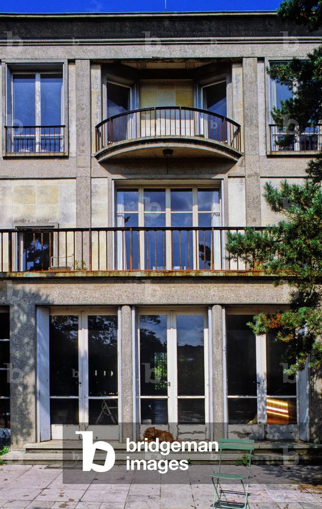 The villa Nubar Bey in Garches (Hauts de Seine). Construction 1931-1932, architects Auguste and Gustave Perret. Large Villa built for an Egyptian minister, Nubar Bey Pasha. Made of concrete weapon and Burgundy stone, the villa overlooks a terraced garden of which only remains a small part of the original trace. Photography 20/05/89.