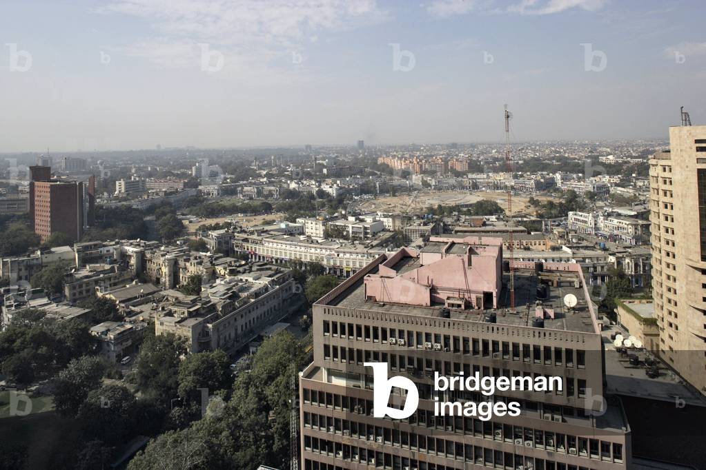 View of Connaught Circus in New Delhi, India. The meeting point between the ancient city and the modern city. Photography 20/01/06.