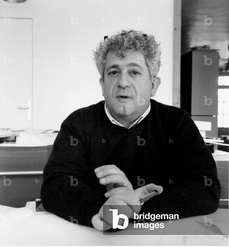 Patrick Chavannes architetto francese nella sua agenzia a Parigi.