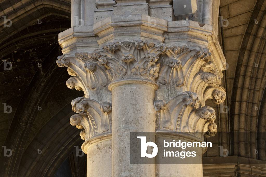"Links vom Kirchenschiff nach Westen: Die relativ abgestandenen Säulen stehen im Kontrast zur Finesse der Aufb