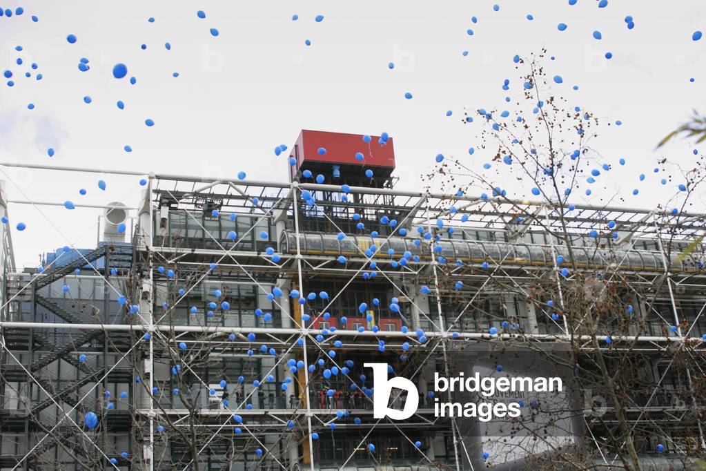 1001 blue balloons, Yves Klein's aerostatic culture at the Georges Pompidou Centre in 2007 (photo)