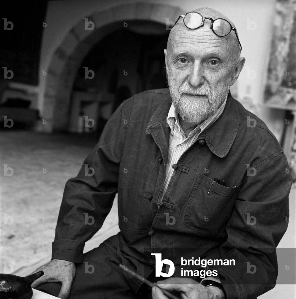 Porträt des Künstlers Pierre Alechinsky in seinem Atelier