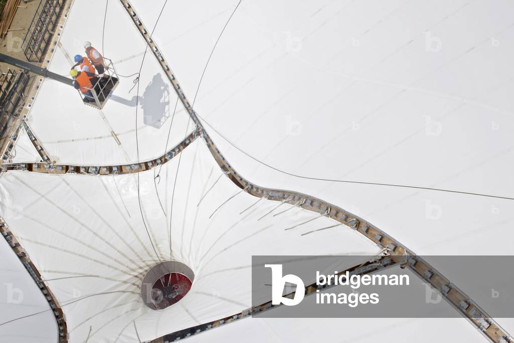 Il cantiere del futuro Centre Pompidou a Metz (Mosella). Architetti Shigeru Ban e Jean de Gastines, 2009-2010.