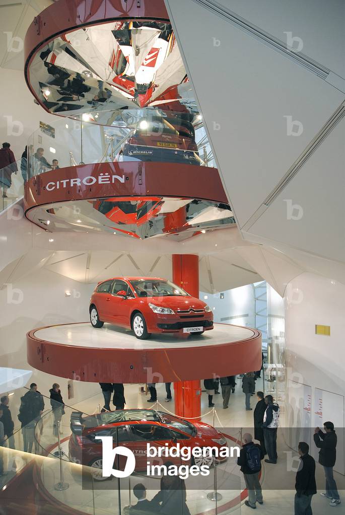 Le C42, showroom Citroën, 42 avenue des Champs-Elysees (Champs Elysees), Parigi 8, Francia. Architettura di Ma