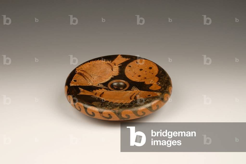 Red-figured plate decorated with fish (terracotta)