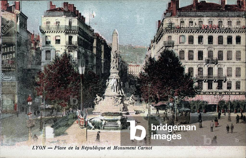 "Veduta di Place de la Republique e del monumento Carnot a Lione. Cartolina colorata dell'inizio del XX secolo