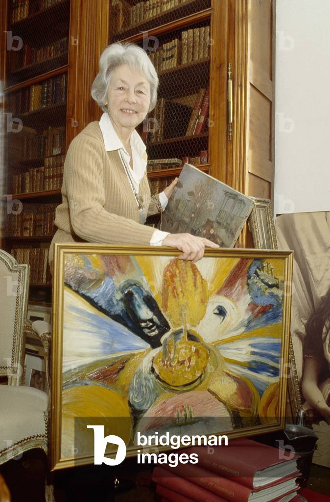 Miriam Gilou Cendrars presenting a painting painted by her father Blaise Cendrars.