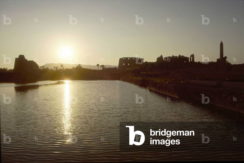 Luxor (Luxor, Luxor), Thebes: Temple D'Amon a Karnak. General view from the sacred lake at sunset.