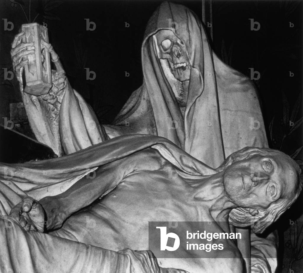 Image de Photographie représentant Détail du monument funéraire du Comte de Harcourt, 20th Siècle par Simon Ma