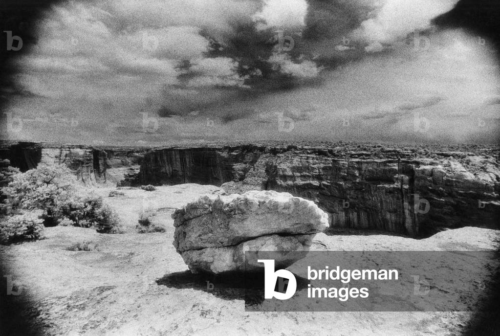 Canyon de Chelly, Arizona, USA (b/w photo)