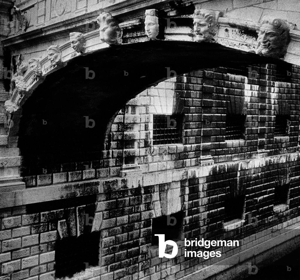 The æBridge of SighsÆ and the prisons of the DogeÆs Palace, Venice, Italy (b/w photo)