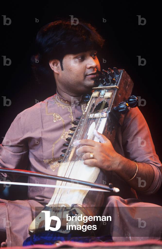Dilshad khan - playing (photo)