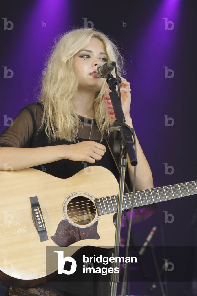 Nina Nesbitt (photo)
