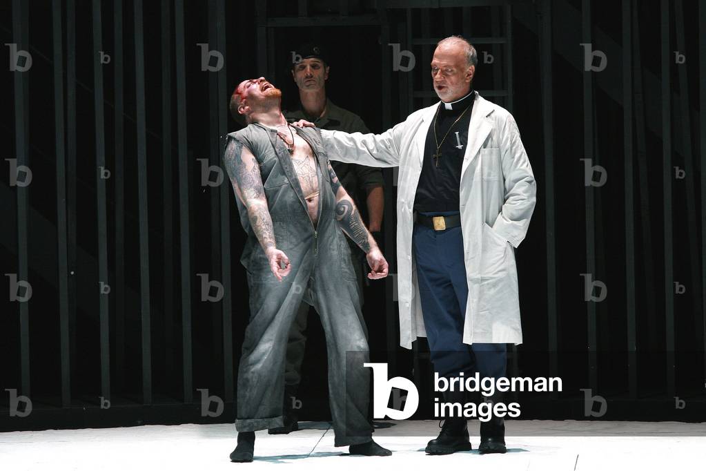 Evgeny Nikitin (Il Prigioniero) and Chris Merritt (Il grande Inquisitore). The prisoner, opera by Luigi Dallapiccola at the Opera Garnier, April 2008. Orchestre de l'Opera de Paris conducts by Lothar Zagrosek and directed by Lluis Pasqual. Photography