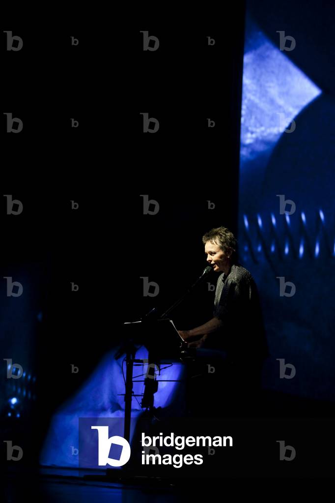 Concert by Laurie Anderson. Photography, Cite de la Musique, 2010.