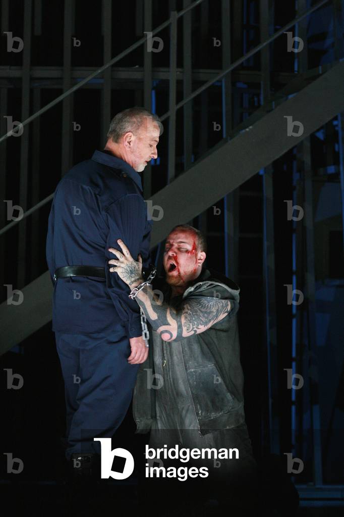 Chris Merritt (Il grande Inquisitore) and Evgeny Nikitin (Il Prigioniero). The prisoner, opera by Luigi Dallapiccola at the Opera Garnier, April 2008. Orchestre de l'Opera de Paris conducts by Lothar Zagrosek and directed by Lluis Pasqual. Photography