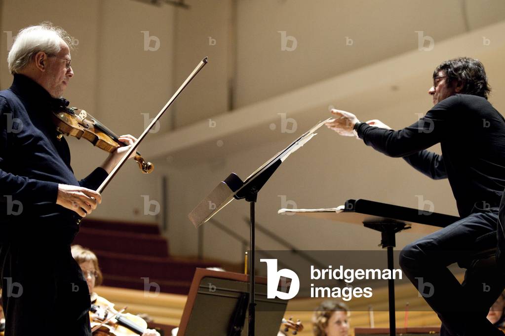 The symphony orchestra of new russia directed by Yuri Bashmet, Salle Pleyel, Paris. Gidon Kremer, first violin. Photography 2010 (10/04/10).