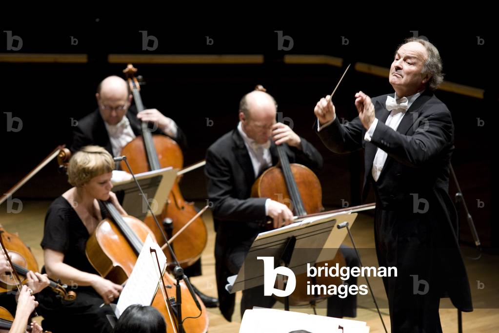 Brussels Philarmonic conducts by Michel Tabaschnik, at the Cite de la Musique, Paris. Photography 2009 (26/02/09).