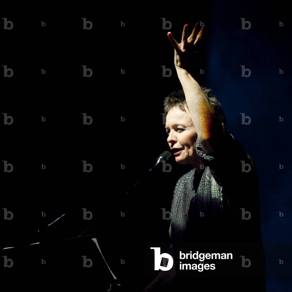 Concert by Laurie Anderson. Photography, Cite de la Musique, 2010.