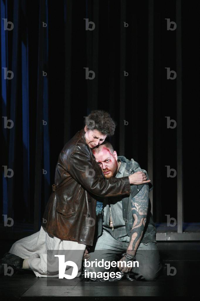 Rosalind Plowright (La Madre) and Evgeny Nikitin (Il Prigioniero). The prisoner, opera by Luigi Dallapiccola at the Opera Garnier, April 2008. Orchestre de l'Opera de Paris conducts by Lothar Zagrosek and directed by Lluis Pasqual. Photography