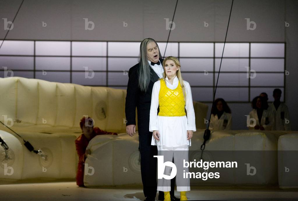 Kristinn Sigmundsson (Sarastro) and Maria Bengtsson (Pamina). The enchanted flute, opera by Wolfgang Amadeus Mozart at the Opera Bastille, Paris, November 2008. Orchestre et choreurs de l'Opera de Paris directed by Thomas Hengelbrock and directed by La Fura Dels Baus. Photography