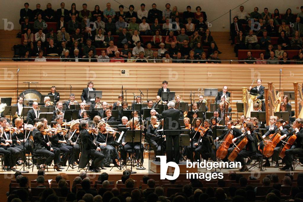The orchestra of the opera national de Paris conducts by Pierre Bouez during the concert at the hall pleyel on 06/08. Photography 2008.