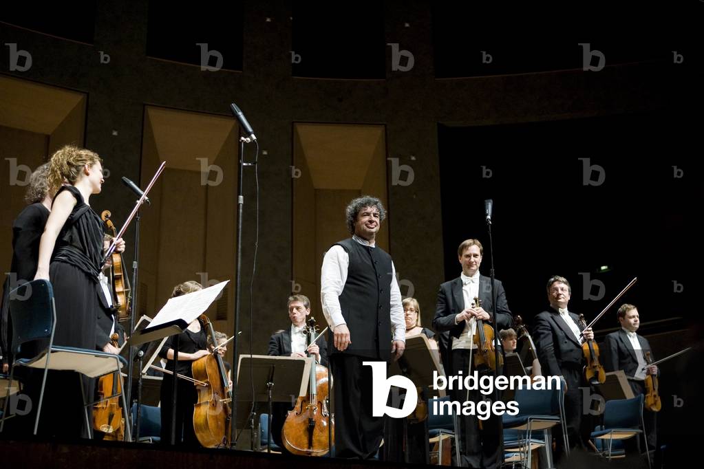 "Kammerorchester Europas unter der Regie von Simon Bychkov. Musik zitieren" von Frederique Toulet