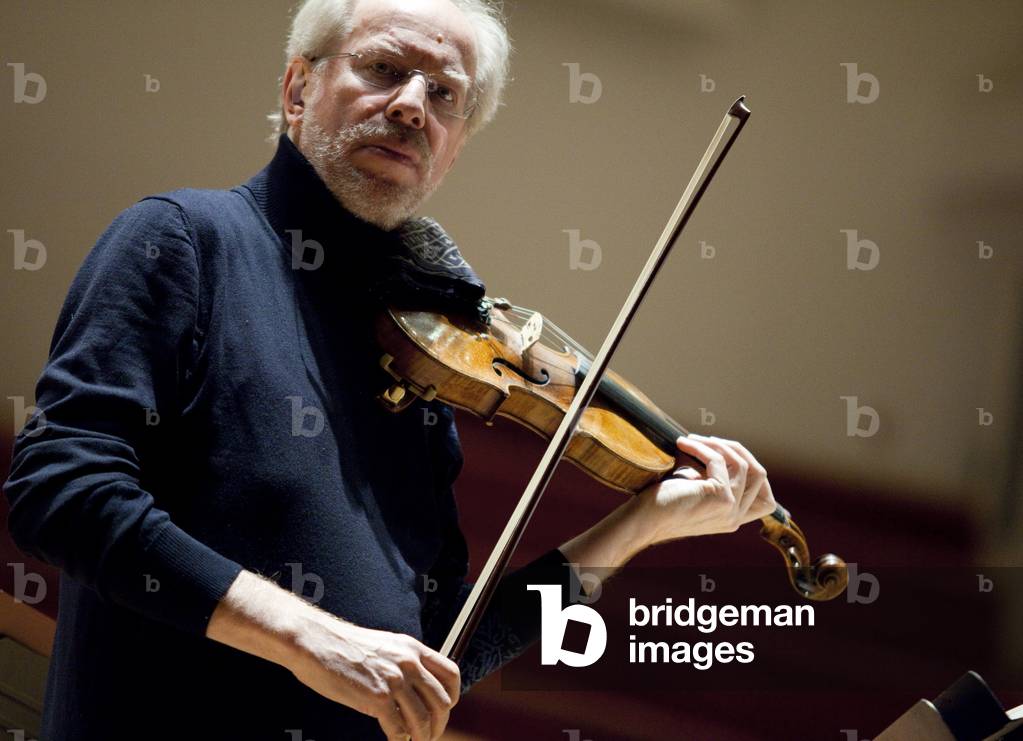 The symphony orchestra of new russia directed by Yuri Bashmet, Salle Pleyel, Paris. Gidon Kremer, first violon.Photography 2010 (10/04/10).