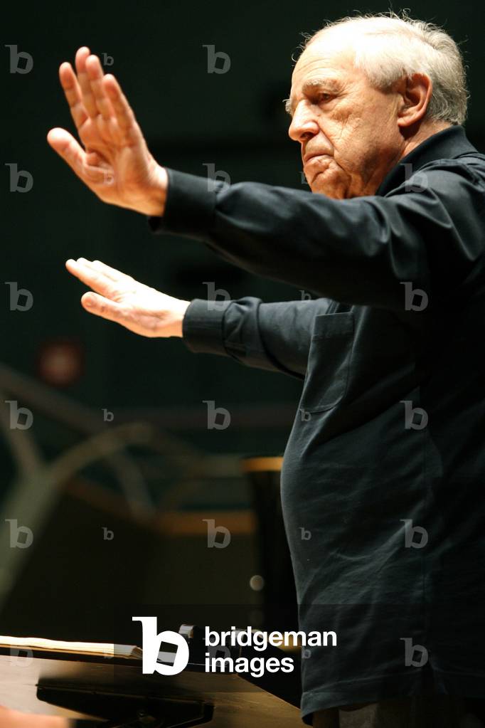 Pierre Bouez directs the Ensemble Intercontemporain at the Cite de la Musqiue. Photography December 2007.