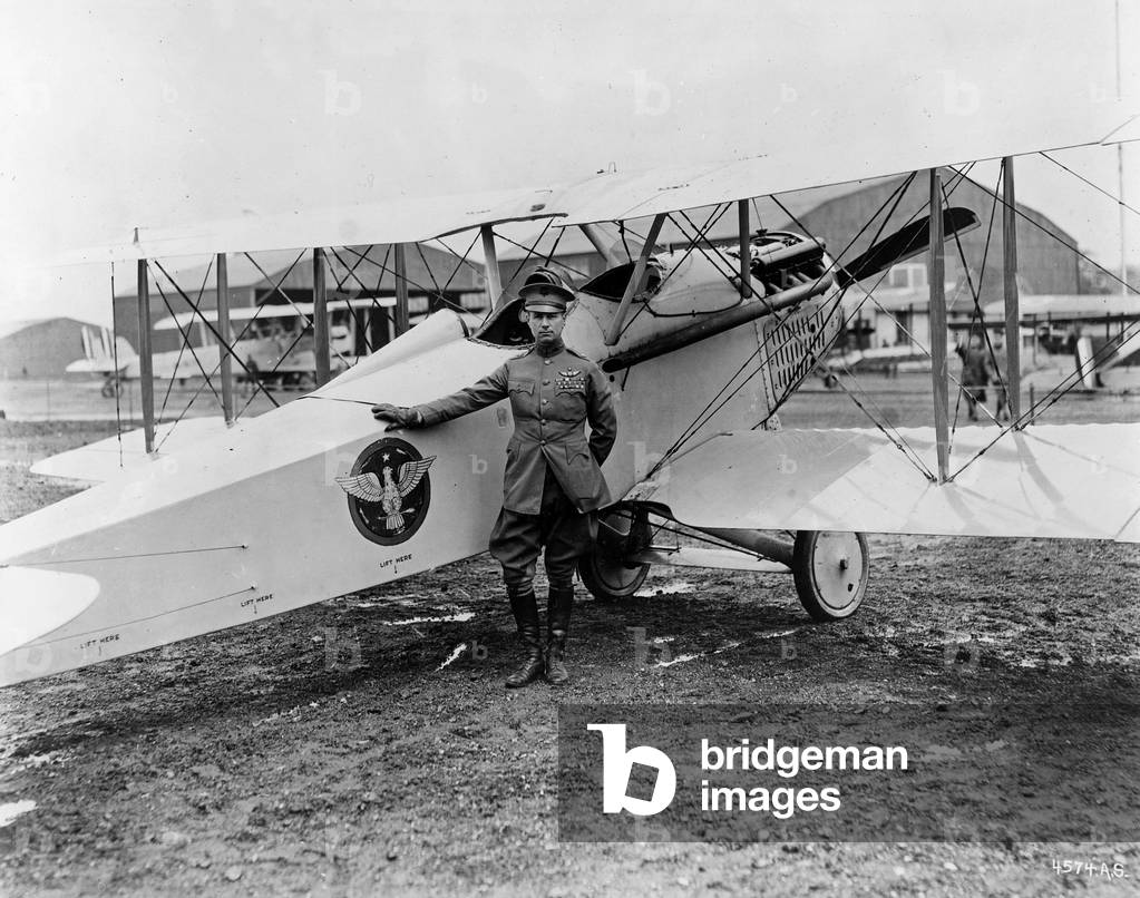 Immagine di Fotografia "Il Generale Mitchell in piedi accanto a un VE-7 al Bolling Field Air Tournament", 1920