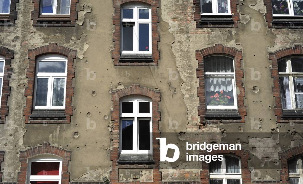Poland, Gdansk, Houses adjacent to the shipyards, Facades unrestored since World War II (photo)