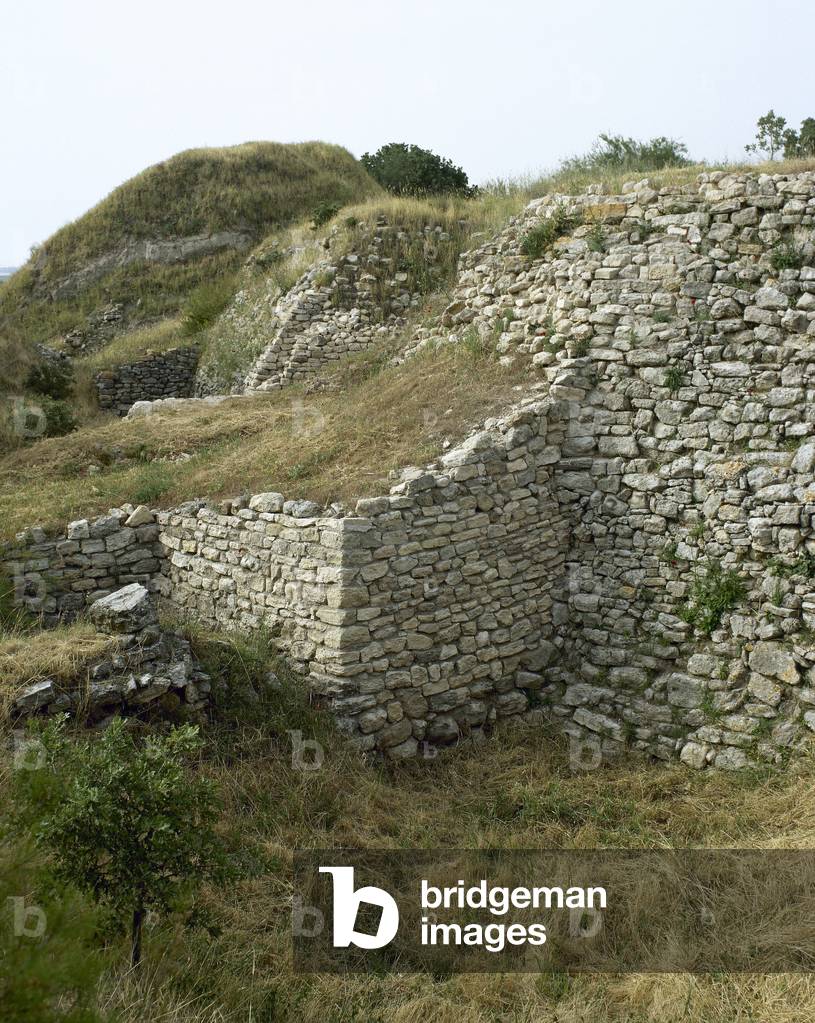 Troy, City of Asia Minor, Troy II stratum, (2,500-2,300 BC), Bronze Age, View of ruins, Turkey (photo)