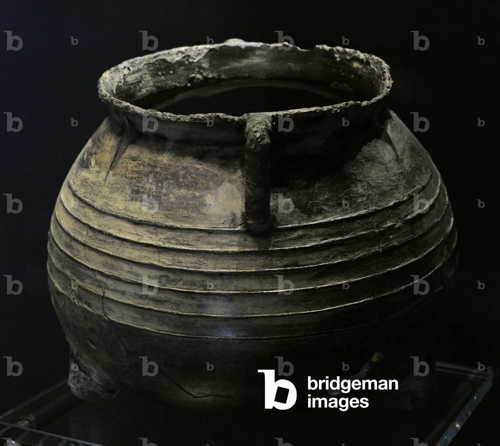 Bronze pot for cooking in the ship