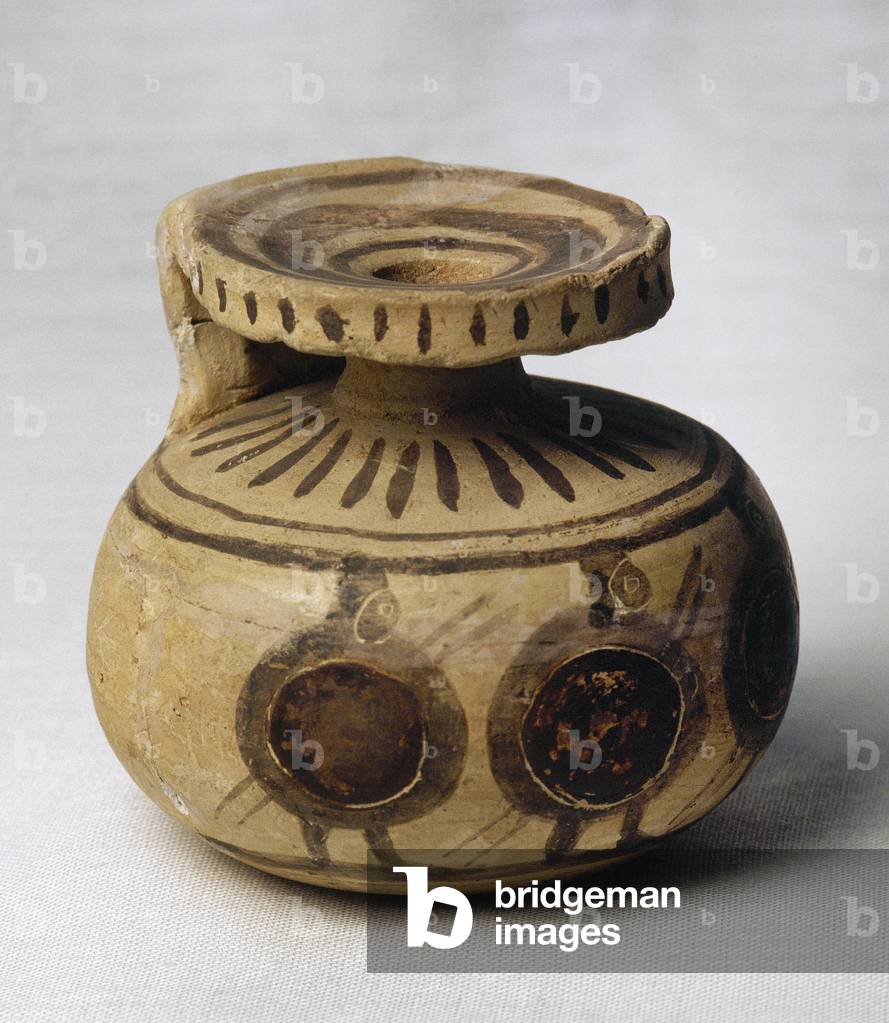 Aryballos decorated with four warriors. From Corintio. 4th century BC.