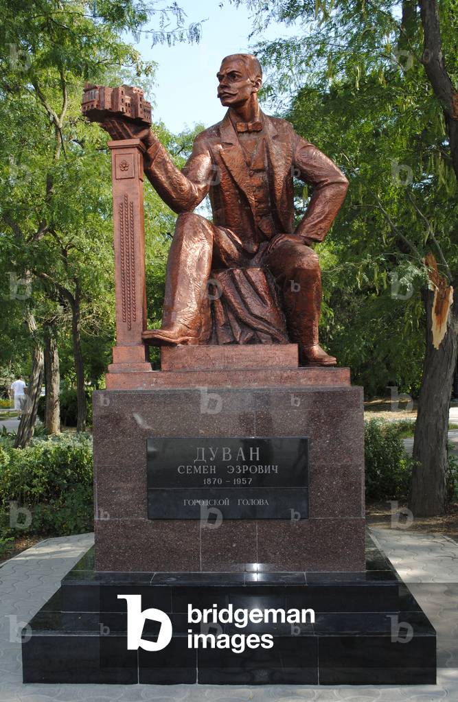 Statue of Duvan Semen Ezra at Theatre Square, Yevpatoria, Ukraine (photo)