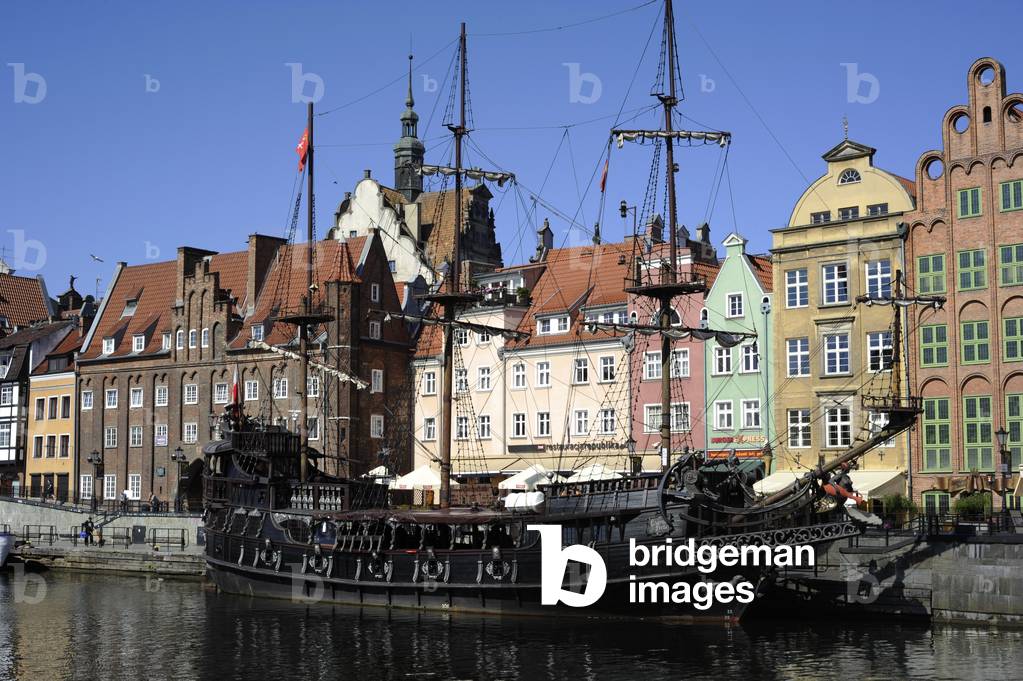 Poland, Gdansk, Motlava River Embankment (Dlugie Pobrzeze) with old ship (photo)